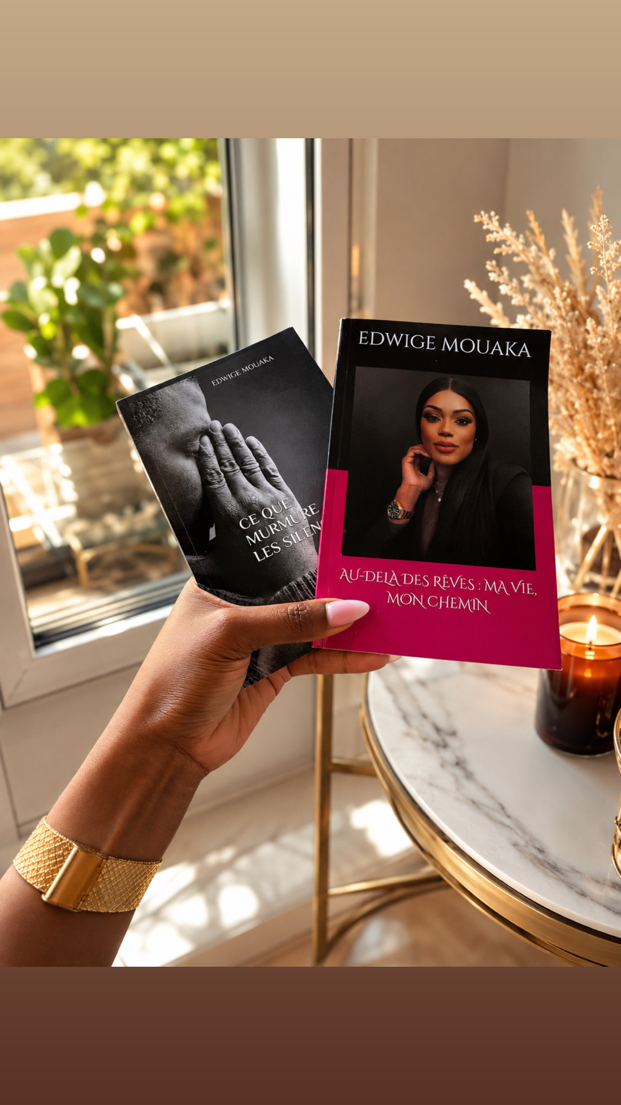 Les deux livres d’Edwige Mouaka dans une lumière dorée